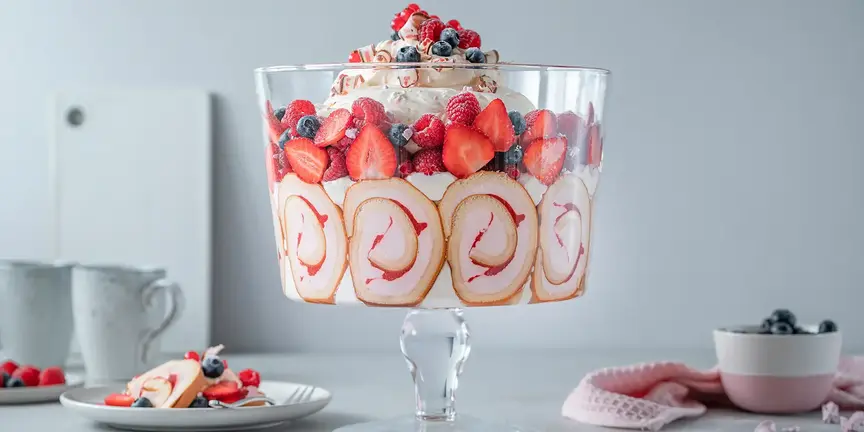 Trifle mit Beeren und Biskuit