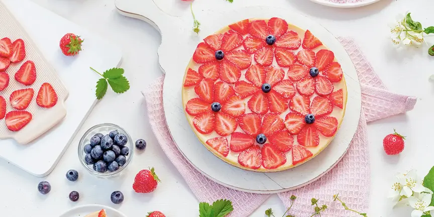 Blumiger Kuchengenuss mit Früchten